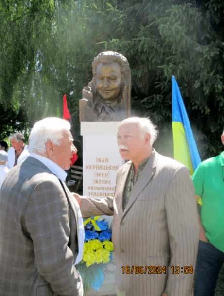 Перед пам’ятником Івану Керницькому упорядник творів письменника Тарас Шах (зліва) і скульптор Василь Гурнак